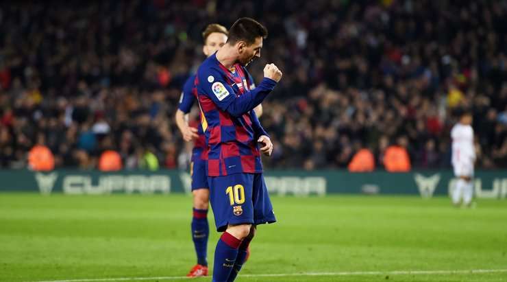 Lionel Messi (Barcelona) nhận một đường chuyền tuyệt hay của đồng đội và anh dứt điểm rất mạnh, đưa bóng vào góc phải khung thành!