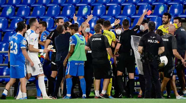Iborra (Villarreal) vừa phải nhận một tấm thẻ đỏ sau hành vi tranh cãi với trọng tài.
