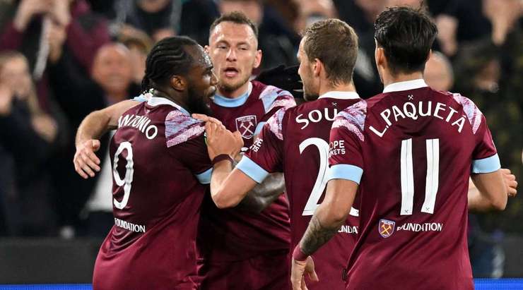 Một quả đá phạt được thực hiện hoàn hảo! Jarrod Bowen tạt bóng vào và Michail Antonio (West Ham) bật cao dứt điểm tại rìa vòng 5m50. Cú đánh đầu từ cự li gần của anh ấy đi vào sát mép trong cột dọc bên phải, và tỉ số đã được thay đổi – 1:1.
