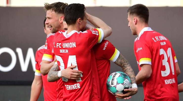 Một cú sút sấm sét! Bóng đến chỗ Robert Andrich (Union Berlin) tại rìa vòng cấm sau một tình huống lộn xộn và anh ấy tung một cú sút quyết đoán, bóng đi trúng cột dọc và dội vào góc thấp bên phải khung thành.