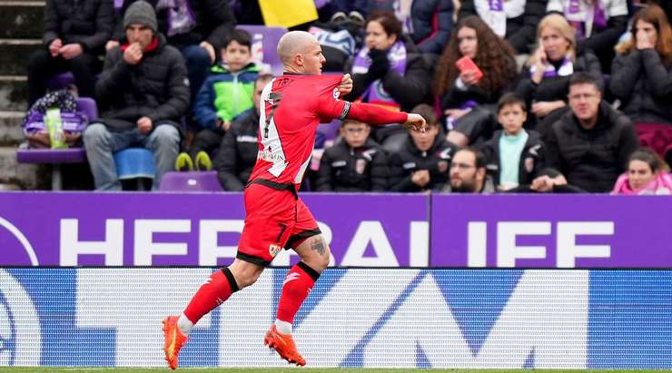 Alvaro Garcia chuyền bóng cho Isi Palazon (Rayo Vallecano), cầu thủ này nhận bóng và tung một cú sút xuất sắc từ rìa vòng cấm. Pha dứt điểm của anh đi vào góc thấp bên trái. Một bàn thắng tuyệt đẹp! Tỉ số là 0:1.