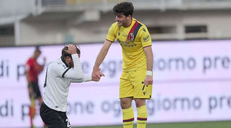 Riccardo Orsolini (Bologna) phạm lỗi và trọng tài Luca Massimi ngay lập tức ra hiệu cho một quả đá phạt.