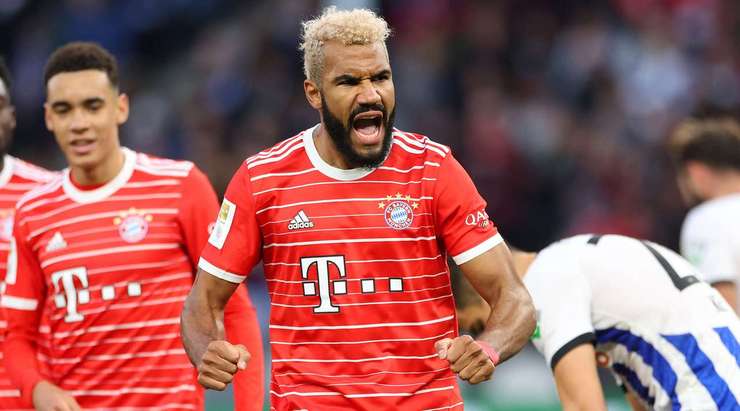 Vào! Eric Maxim Choupo-Moting (Bayern Munich) đã có mặt đúng lúc đúng chỗ để chộp lấy bóng bật ra trong vòng cấm, và anh ấy sút bóng thành bàn. Tỉ số là 0:2.