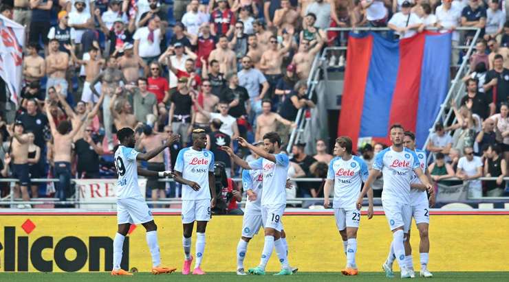 Vào! Bartosz Bereszynski tung một đường chuyền tuyệt vời đến vị trí của Victor Osimhen (Napoli) trong vòng cấm, và cầu thủ này tận dụng rất tốt cơ hội để dứt điểm với một cú sút chìm gọn gàng vào lưới. 0:2.