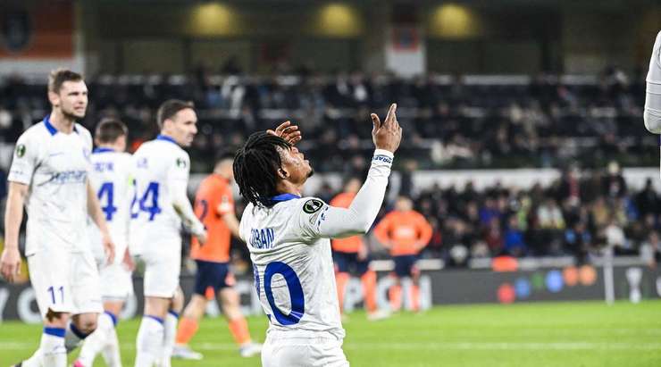 Vào! Gift Emmanuel Orban (Gent) là người nhanh nhất phản ứng với pha bóng bật ra và sút bóng vào lưới. Tỉ số là 0:3.