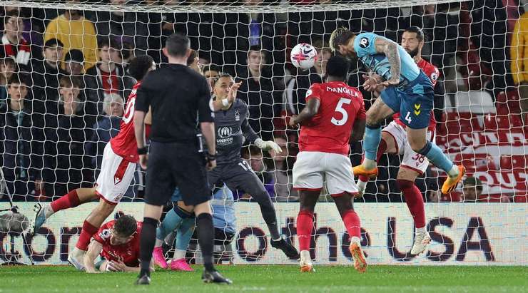 Lyanco Vojnovic (Southampton) đón quả phạt góc và thể hiện khả năng săn bàn của mình với một cú đánh đầu lạnh lùng từ cự li gần, đưa bóng đi rất căng vào ngay giữa cầu môn. Tỉ số là 3:2.