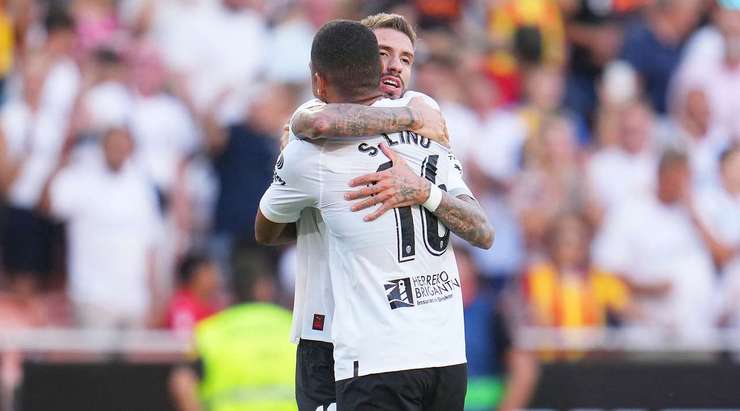 Vào! Samu Castillejo (Valencia) sút bóng bật ra vào phía trong cột dọc bên phải sau khi bóng đến chỗ anh ấy trong vòng cấm. Tỉ số là 1:0.