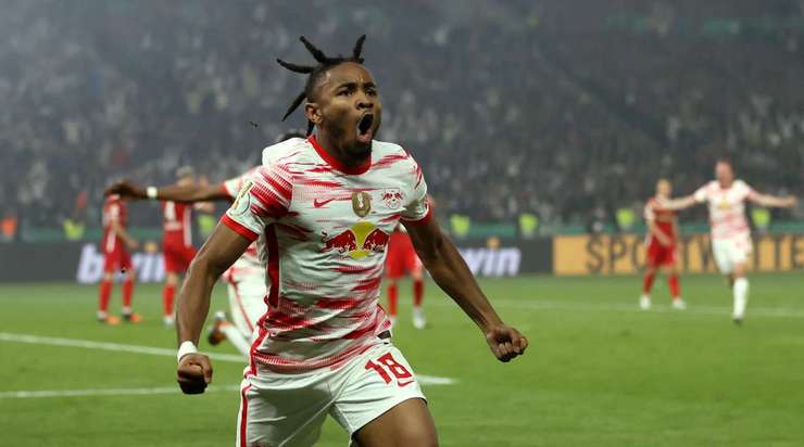 VÀO! Willi Orban đón quả tạt trong vòng cấm và đánh đầu về phía bên kia khung thành, nơi Christopher Nkunku (RB Leipzig) đang ẩn nấp và cầu thủ này dễ dàng chích bóng vào lưới. 1:1.