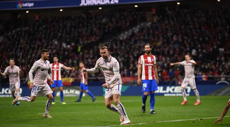 Borja Mayoral (Getafe) thay đổi thành công bảng tỉ số sau khi anh nhận một đường kiến tạo xuất sắc của đồng đội và chuyển hóa nó thành bàn thắng với một cú sút đi vào phía trong cột dọc bên phải.