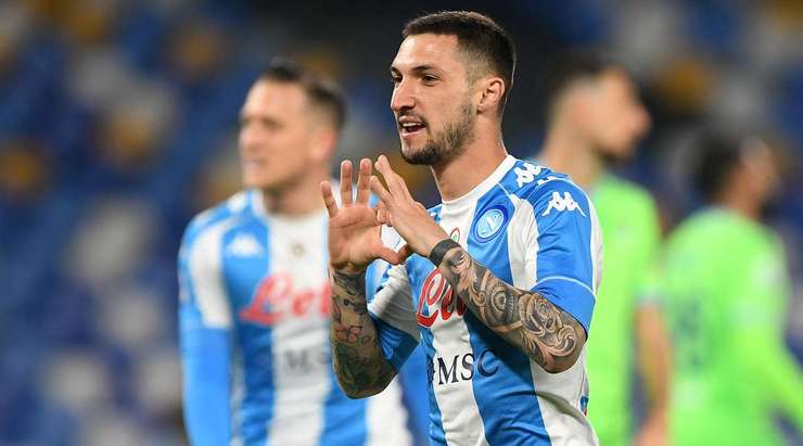 Vào! Matteo Politano (Napoli) len lỏi qua các cầu thủ đối phương trước khi tung một cú sút tuyệt diệu từ rìa vòng cấm vào góc thấp bên phải mành lưới. Thủ môn Pepe Reina đã không có cơ hội nào để chạm vào quả bóng. Tỉ số là 2:0.