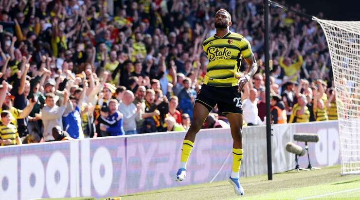 Vào! Emmanuel Dennis (Watford) sút bóng bật ra vào nóc lưới sau khi bóng đến chỗ anh ấy trong vòng cấm. Tỉ số là 1:1.