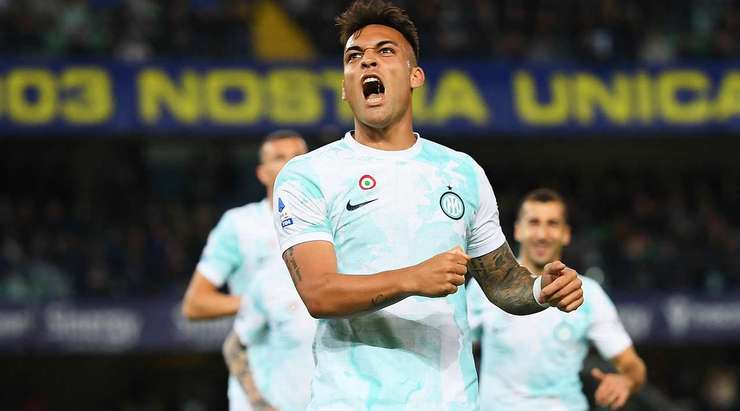 Vào! Marcelo Brozovic lấy bóng, giúp Lautaro Martinez (Inter) thoát xuống vòng cấm và anh ấy ghi bàn với một pha dứt điểm bấm bóng thú vị để thay đổi tỉ số thành 0:4.