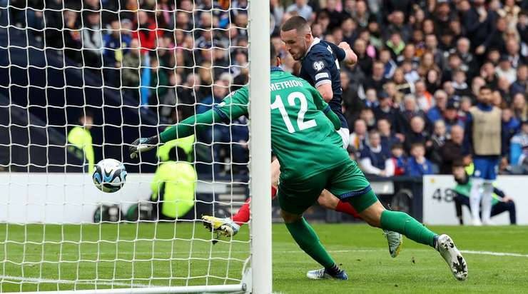 Vào! John McGinn (Scotland) ghi bàn với một cú sút tuyệt vời vào bên phải khung thành sau khi được giải thoát trong vòng cấm bởi một đường chuyền bổng xuất sắc từ Andrew Robertson. Tỉ số bây giờ là 1:0.