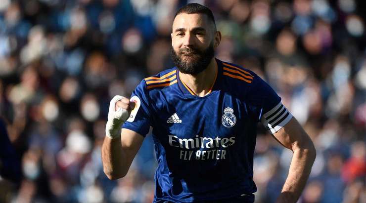 Vào! Karim Benzema (Real Madrid) giành chiến thắng trên chấm phạt đền bằng một cú sút chìm không thể cản phá, vượt qua tầm với của thủ môn Matias Dituro vào giữa khung thành.
