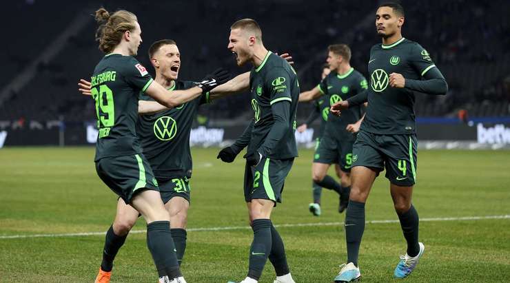 Mattias Svanberg (Wolfsburg) có pha phạm lỗi rắn và Tobias Reichel thổi phạt.