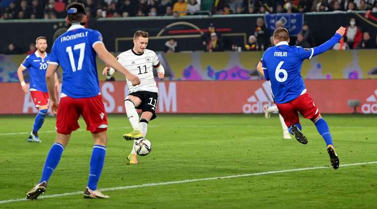 Vào! Bóng bật ra đến Marco Reus (Đức) và anh ấy tung cú sút từ cự li gần. Tỉ số là 4:0.