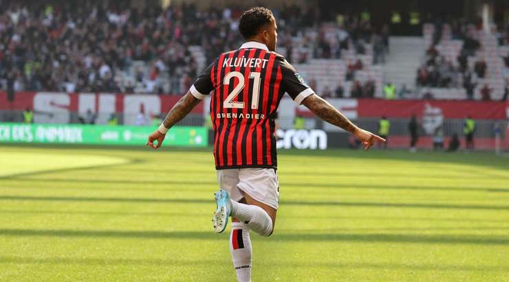 Justin Kluivert (Nice) thử vận may của mình với một cú vô-lê từ một vị trí trống trải, bóng vượt qua thủ môn và đi vào lưới. Một cú sút xuất sắc!
