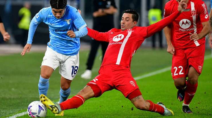 Armando Izzo (Monza) bị thổi phạt sau khi anh đốn ngã một cầu thủ đối phương.
