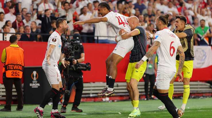 Loic Bade (Sevilla) thể hiện bản năng săn bàn của mình với một cú đánh đầu cận thành trong tình huống đá phạt góc. Bóng đi trúng mé trong cột dọc bên trái và dội vào lưới. Tỉ số đã được nâng lên – 2:0.