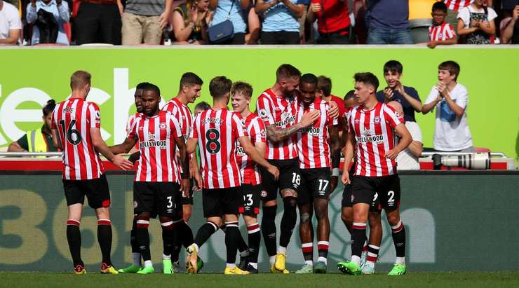 Ivan Toney (Brentford) thực hiện cú sút phạt ngay bên ngoài vòng cấm, đưa bóng vào góc cao bên phải khung thành. Một cú sút phạt tuyệt đẹp và chắc chắn rằng bàn thắng này sẽ làm hài lòng những người hâm mộ.