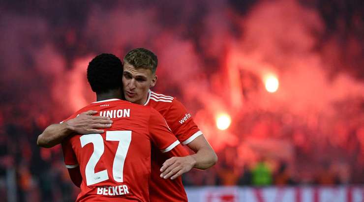 VÀO! Đường chuyền trên cả tuyệt vời cho Sheraldo Becker (Union Berlin) đến sau một pha phản công. Ở một vị trí không thể trống trải hơn, anh bình tĩnh khống chế bóng trước khi dứt điểm gọn gàng từ cự ly tầm trung, không cho thủ môn đối phương một cơ hội nào. Tỉ số bây giờ là 1:3.