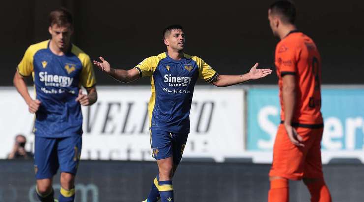 Giovanni Simeone (Verona) đánh đầu vào sát mép dưới xà ngang sau một quả tạt tuyệt đẹp. Tình huống bật cao đánh đầu hoàn hảo của anh sẽ là một khoảnh khắc khó quên của trận đấu ngày hôm nay.