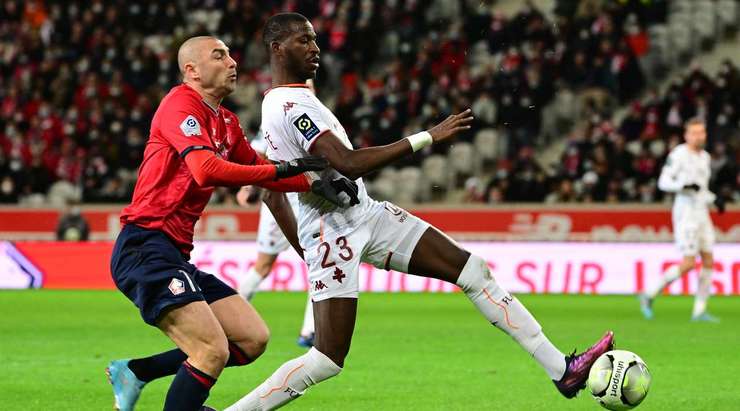 Kiki Kouyate (Metz) rõ ràng không tuân theo Luật Vàng: „Đối xử với người khác theo cách mà bạn muốn được đối xử.“ Anh ấy có pha phạm lỗi tồi, và Bastien Dechepy không còn lựa chọn nào khác ngoài thổi phạt. Lille được hưởng một quả đá phạt từ vị trí nguy hiểm.