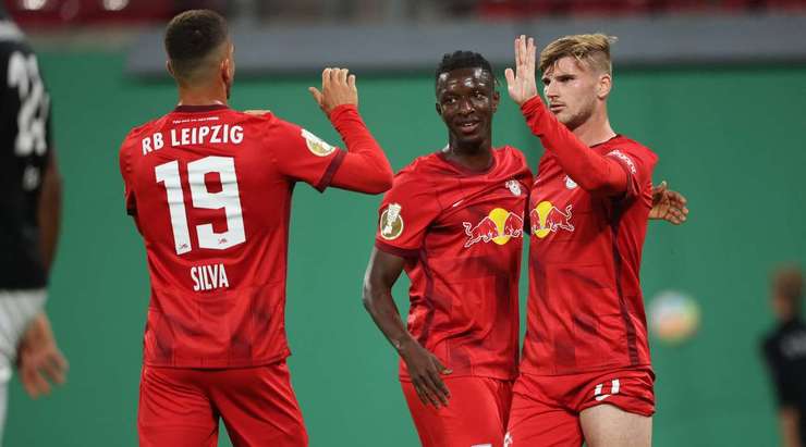Một bàn thắng đồng đội tuyệt vời! Timo Werner (RB Leipzig) được giải thoát trong vòng cấm bởi Andre Silva và không mắc một sai lầm nào với một pha dứt điểm tốt vào góc trái phía trên. 0:2.