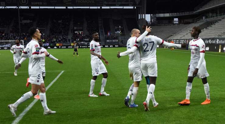 Mohamed Bayo (Clermont) đánh lừa thủ môn Danijel Petkovic đổ người về góc và sút quả penalty vào chính giữa khung thành.