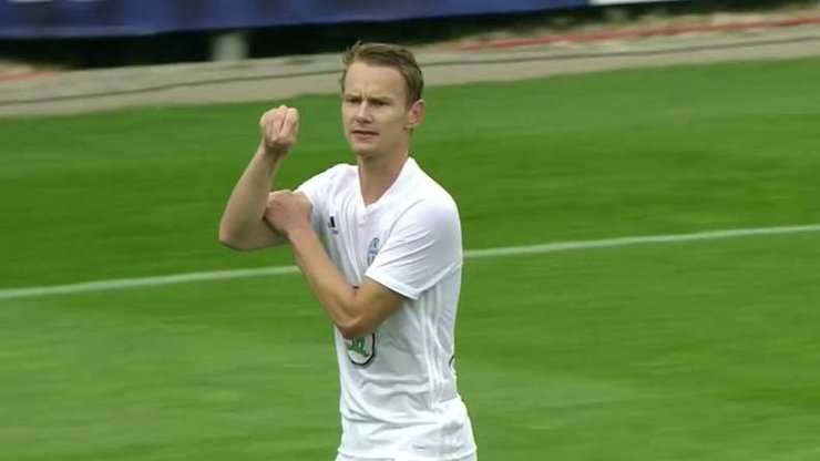 Vào! Jan Chramosta (Mlada Boleslav) đã có mặt đúng lúc đúng chỗ để lấy bóng bật ra trong vòng cấm, và anh ấy sút bóng đi chìm vào phía trong cột dọc bên trái. Tỉ số là 1:0.