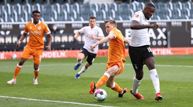 Tỉ số là 2:0! Hannes Wolf chuyền bóng cho Marcus Thuram (B. Monchengladbach) trong vòng cấm, người không bị ai kèm và sút bóng vào góc trái phía dưới.
