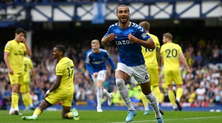VÀO! Đó là một cú sút phạt đền hoàn hảo của Richarlison (Everton) về phía góc cao bên phải, không có một chút cơ hội nào cho thủ môn David Raya để cản phá!