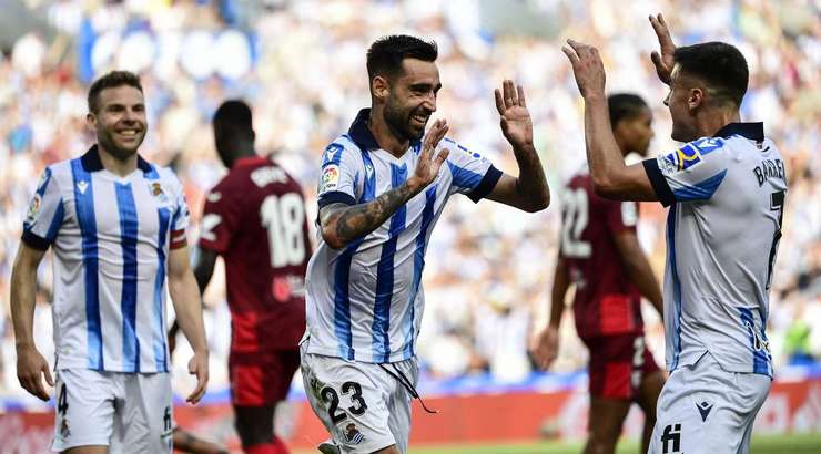Vào! Từ ngoài vòng cấm địa, Brais Mendez (Real Sociedad) kiểm soát gọn gàng một đường chuyền chính xác từ Ander Barrenetxea. Anh quan sát nhanh và tung một cú sút không thể cản phá đi thẳng vào góc phải khung thành. Tỉ số là 1:0.