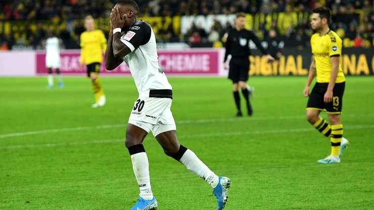Bóng lăn đến chân Streli Mamba (Paderborn) ở một vị trí gần vòng 16m50. Anh sút bóng về phía khung thành, nhưng rất tiếc nỗ lực của anh đã đi ra ngoài cột dọc bên trái.