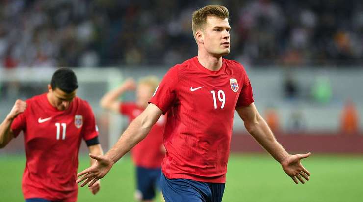 Vào! Alexander Sorloth (Na Uy) đã không do dự tung cú sút ngay ngoài vòng cấm. Đó là một cú sút căng tuyệt đẹp vào góc thấp bên phải khung thành, đánh bại thủ môn đối phương.