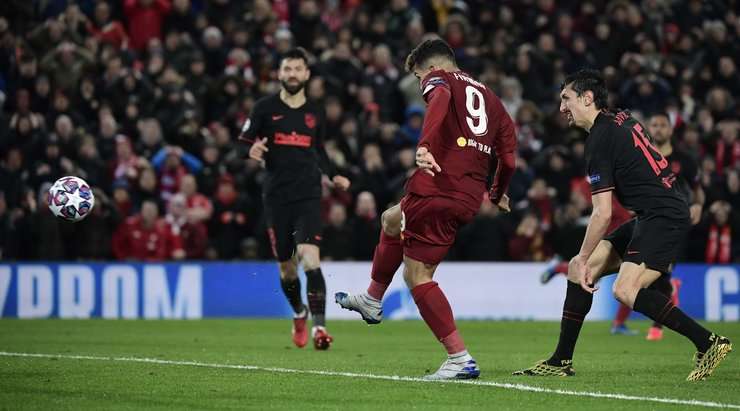 Vào! Một đường bóng bật ra đã sửa lưng tất cả mọi người, ngoại trừ Roberto Firmino (Liverpool), anh chớp lấy thời cơ và sút bóng tung lưới khung thành bỏ trống. 2:0.