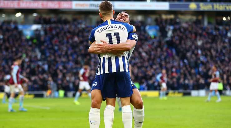 Tỉ số là 1:0! Neal Maupay chuyền bóng cho Leandro Trossard (Brighton) trong vòng cấm, người không bị ai kèm và sút bóng vào bên phải mành lưới.