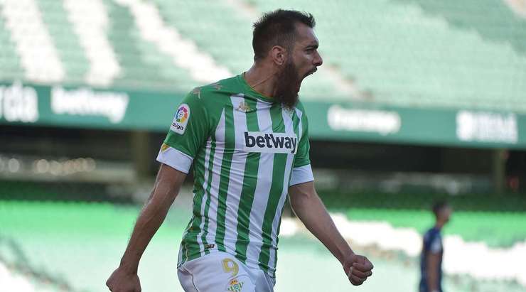Vào! Borja Iglesias (Betis) giành chiến thắng trên chấm phạt đền bằng một cú sút không thể cản phá, vượt qua tầm với của thủ môn Alvaro Fernandez vào góc thấp bên trái.