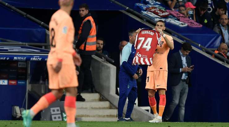 Vào! Yannick Carrasco (Atl. Madrid) là người nhanh nhất phản ứng với pha bóng bật ra và sút bóng vào lưới. Tỉ số là 0:3.