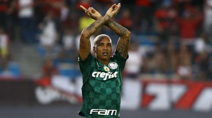Vào! Một sai lầm tồi tệ từ đối phương đã trao tặng một cơ hội cho Deyverson (Palmeiras), người đưa bóng vào lưới từ cự li gần. 2:1.