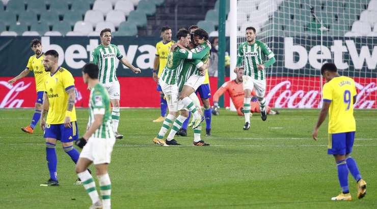 Vào! Guido Rodriguez (Betis) đón một đường chuyền xuất sắc ở một vị trí rất thuận lợi trong vòng cấm và tung một cú sút chìm đập cột dọc bên trái vào lưới. Thủ môn đã không thể làm gì để ngăn chặn pha dứt điểm của anh ấy.