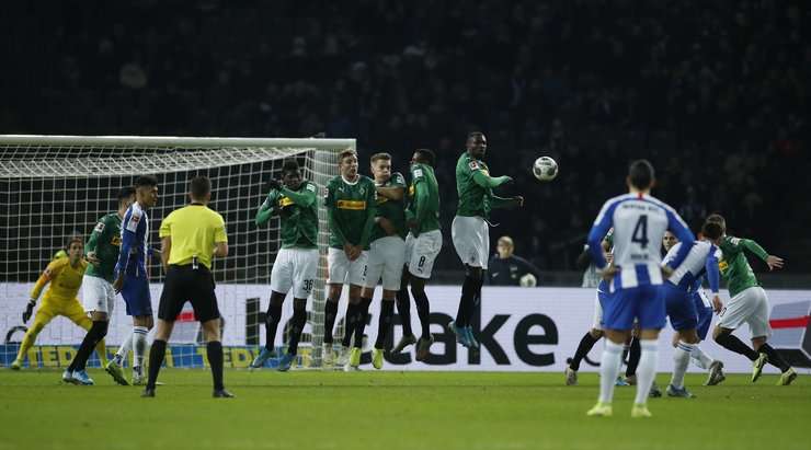 Eduard Lowen (Hertha Berlin) tung một cú sút xuất sắc từ quả đá phạt, nhưng bóng dội xà ngang. Một cơ hội ngon ăn! Bóng đã đi hết đường biên ngang và B. Monchengladbach sẽ có một quả phát bóng lên.