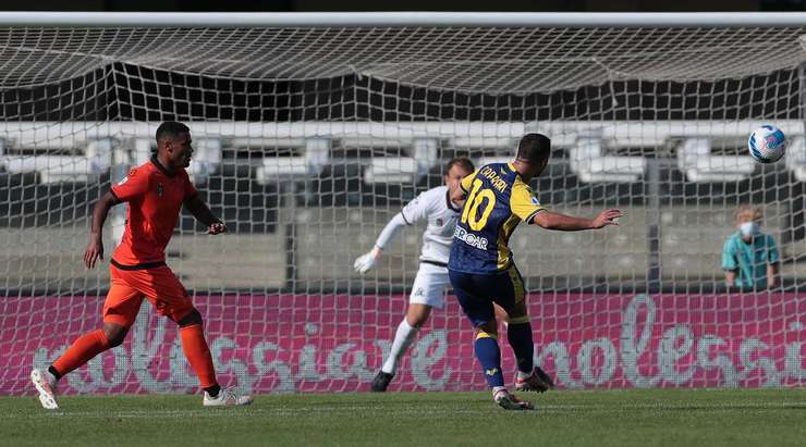 Vào - 3:0! Gianluca Caprari (Verona) tung một cú sút từ rìa vòng cấm và ghi bàn vào góc phải phía trên. Giovanni Simeone kiến tạo thành bàn.