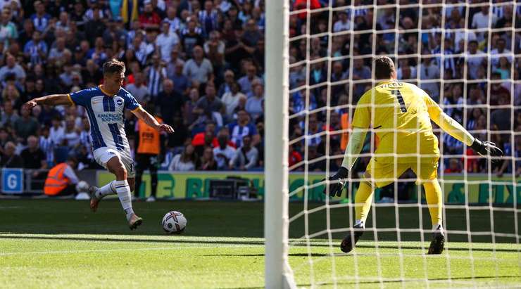 Vào! Một đường chọc khe tuyệt vời của Pascal Gross mở ra khoảng trống cho Leandro Trossard (Brighton) ngay trong vòng cấm, và anh đã không phạm bất kỳ sai lầm nào khi sút mạnh quả bóng về góc phải khung thành. Tỉ số là 3:2.
