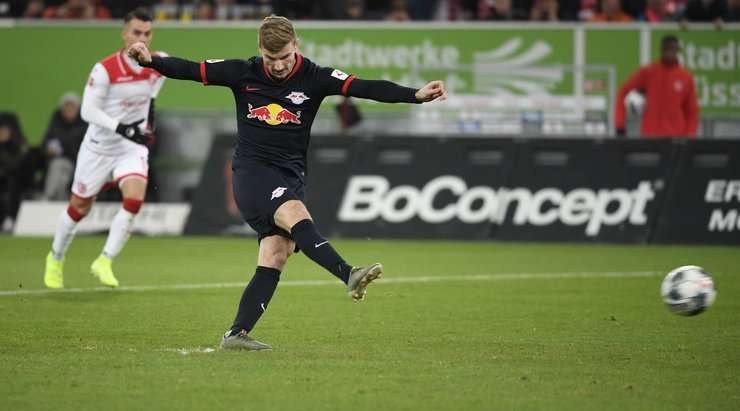 Vào! Timo Werner (RB Leipzig) sút bóng vào góc thấp bên trái khung thành, vượt qua tầm với của Zackary Steffen dù thủ môn đã đổ người hết cỡ.