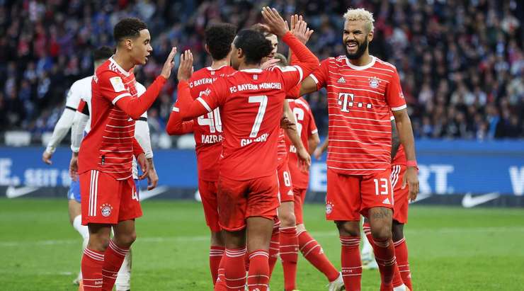 Eric Maxim Choupo-Moting (Bayern Munich) nhận bóng trong vòng cấm, anh xoay trở rất nhanh nhẹn và dễ dàng sút tung lưới khung thành đối phương.