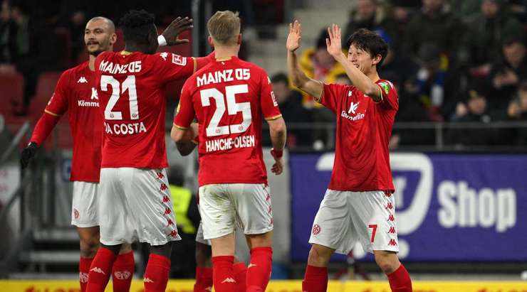 Một màn trình diễn kỹ thuật thú vị! Jae-Sung Lee (Mainz) đón một quả tạt ngay bên ngoài vòng 16m50 và tung một cú sút búa bổ vào góc thấp bên trái. Phải công nhận rằng kỹ thuật dứt điểm của anh là rất tốt.