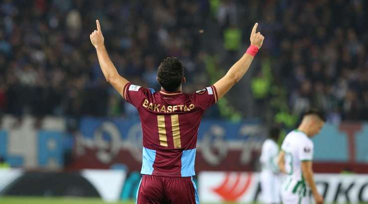 Anastasios Bakasetas (Trabzonspor) có bóng ở một vị trí rất thuận lợi ở ngay bên ngoài vòng cấm sau đường chuyền tầm thấp từ Trezeguet. Anh ấy tung cú sút một chạm tuyệt đẹp, đưa bóng đi dội cột dọc bên trái vào lưới. Rất đẳng cấp! 1:0.