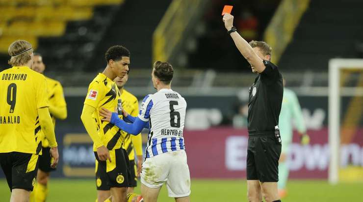 Vladimir Darida (Hertha Berlin) hạ gục đối phương với một cú chuồi bóng thô bạo, và trọng tài ngay lập tức rút ra một chiếc thẻ đỏ trực tiếp!