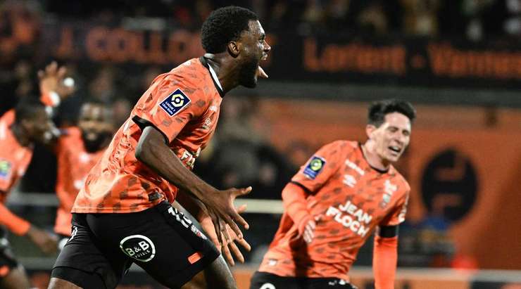 Vào! Dango Ouattara nạp đạn cho Terem Moffi (Lorient) ở một vị trí bên trong vòng cấm, và cầu thủ này đã giữ được cái đầu lạnh để sút bóng vào góc thấp bên phải khung thành. Tỉ số là 2:1.
